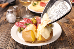 Régalons nos convives autour d'une délicieuse raclette ! Location appareil à raclette